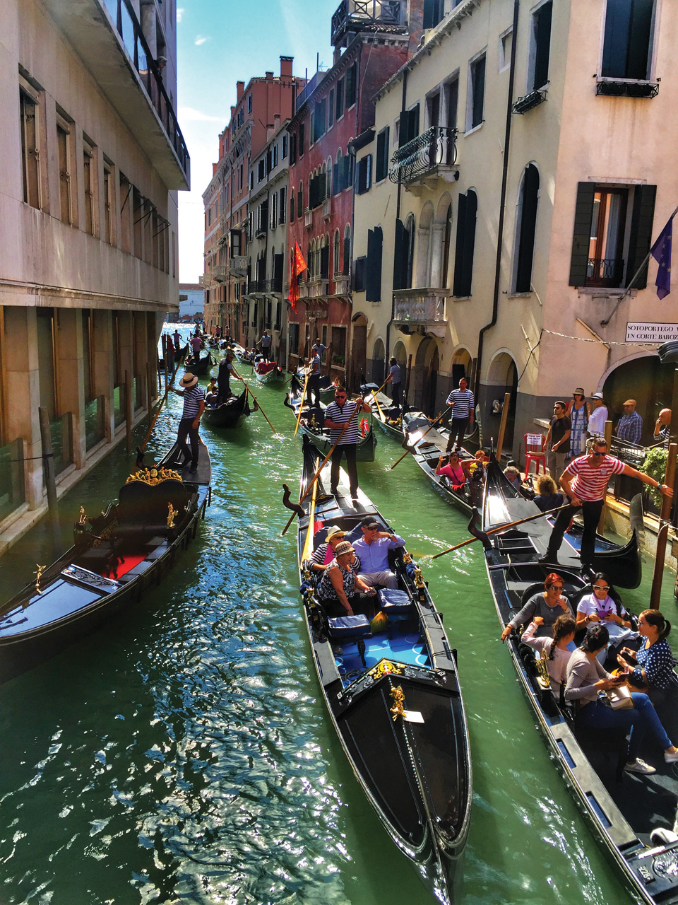 베네치아 물 위의 골목마다 관광객을 태운 곤돌라가 떠다닌다. 노랫소리가 끊임없이 흘러나와 낭만을 더한다.
