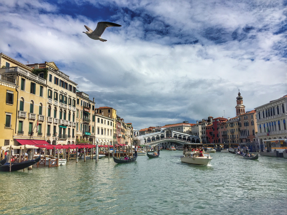 트레치메로 들어가기 전 잠시 머문 물의 도시 베네치아. 유유히 떠다니는 배만큼 하늘을 나는 갈매기도 여유롭다.