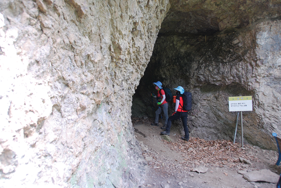 10여 명 들어갈 수 있는 자연동굴인 송판서 굴.