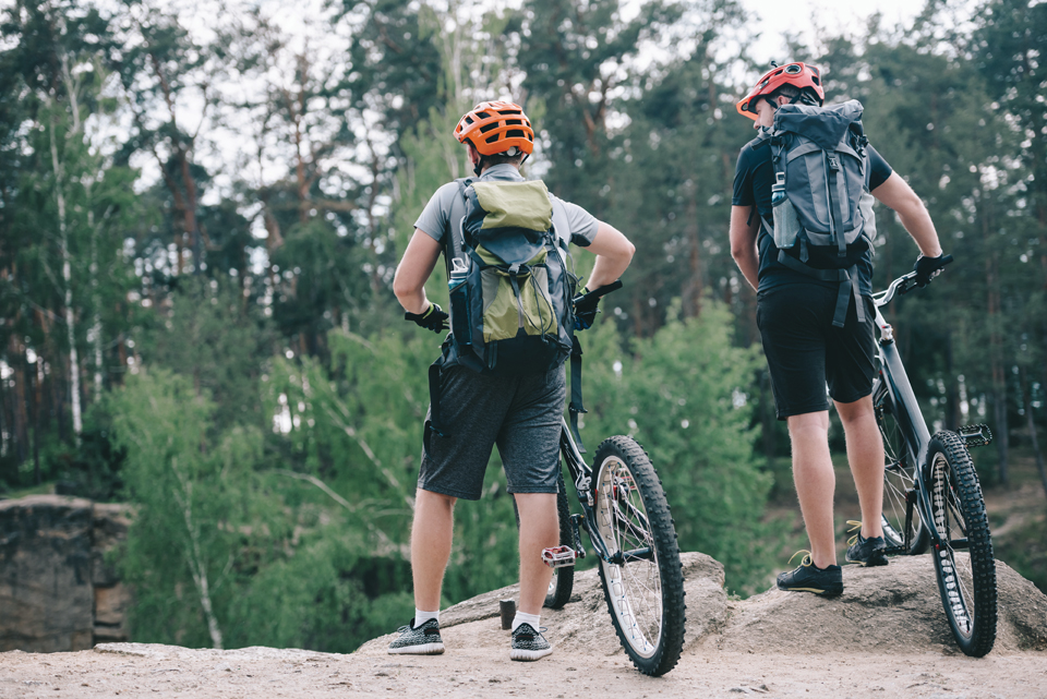 산악자전거를 탈 때는 땀을 많이 흘려 체내 염분을 보충해야 한다.
