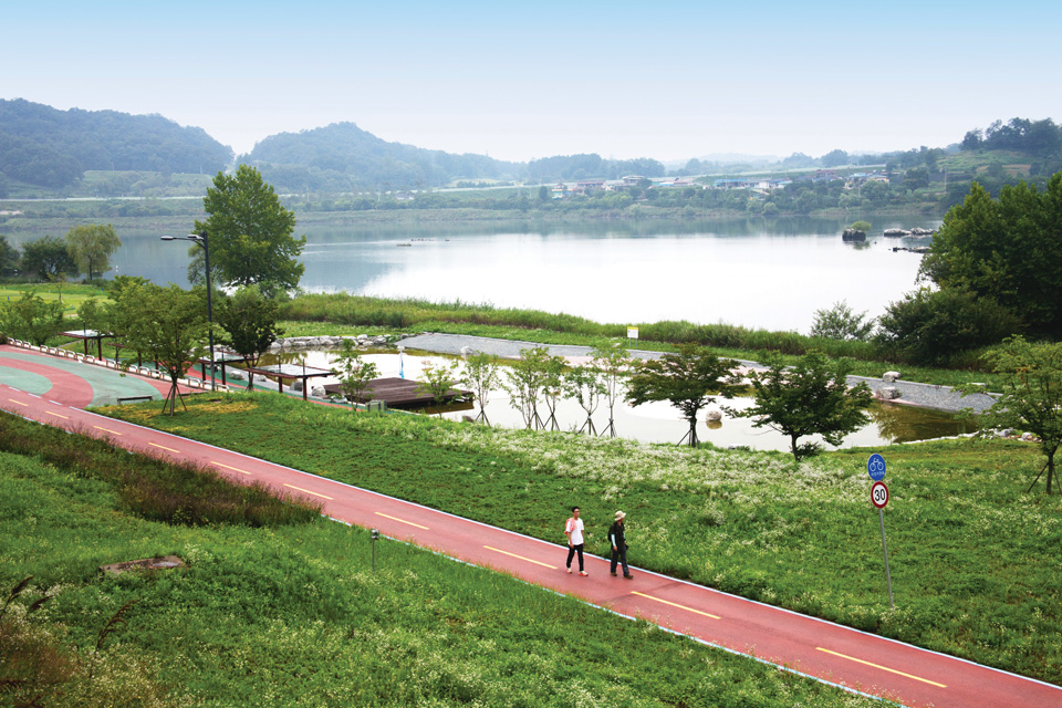 남한강변을 따라 조성된 중원문화길 제1구간 생태탐방길.