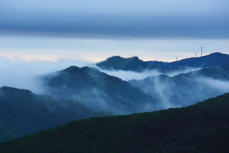 산에서 짙은 구름을 본다면
비가 올 징조니 재빨리 하산하거나 반드시
높은 곳에 대피장소를 마련해야 한다.