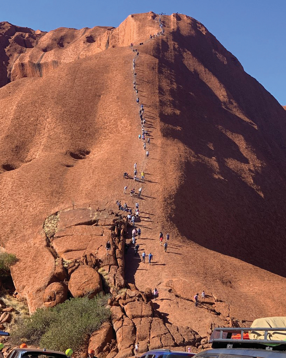 관광객들이 곧 등반이 금지될 호주 울룰루산을 오르고 있다. 사진 카트리나 베반.