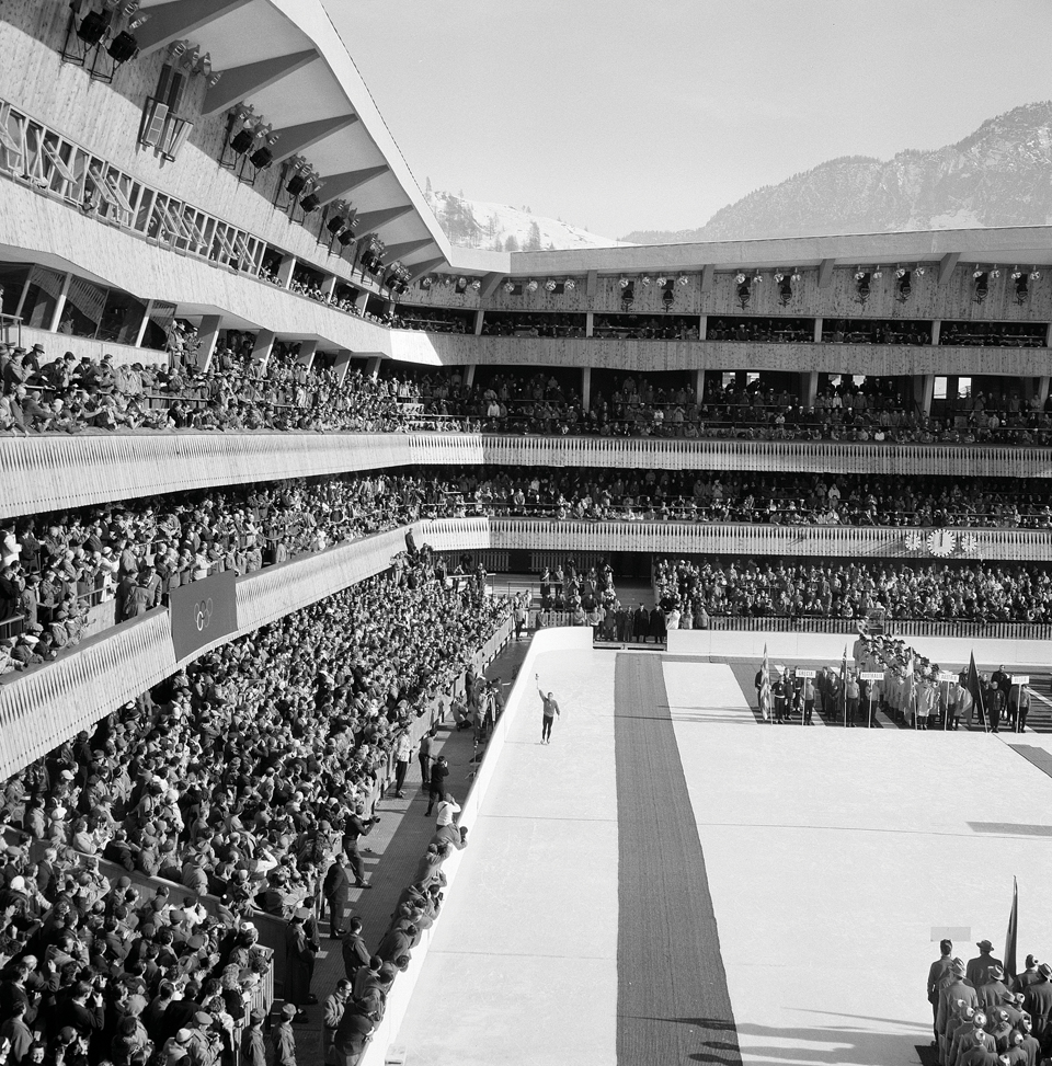 1956년 제2회 동계 올림픽이 열린 메인 스타디움에서의 개막식 장면.