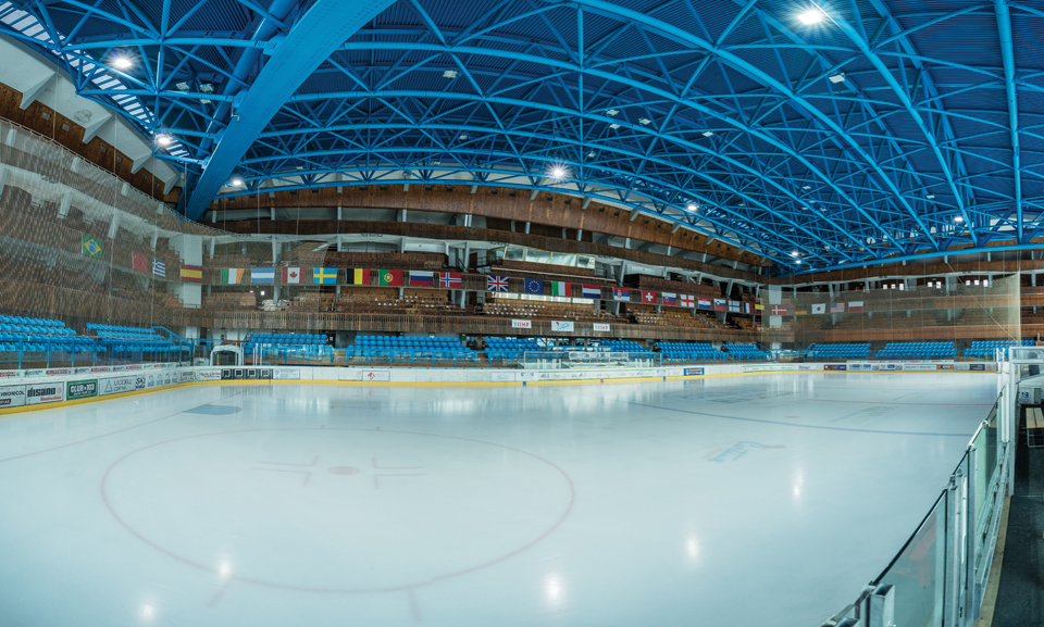 1956년의 동계 올림픽을 치른 메인 스타디움을 리모델링한 아이스링크 경기장.