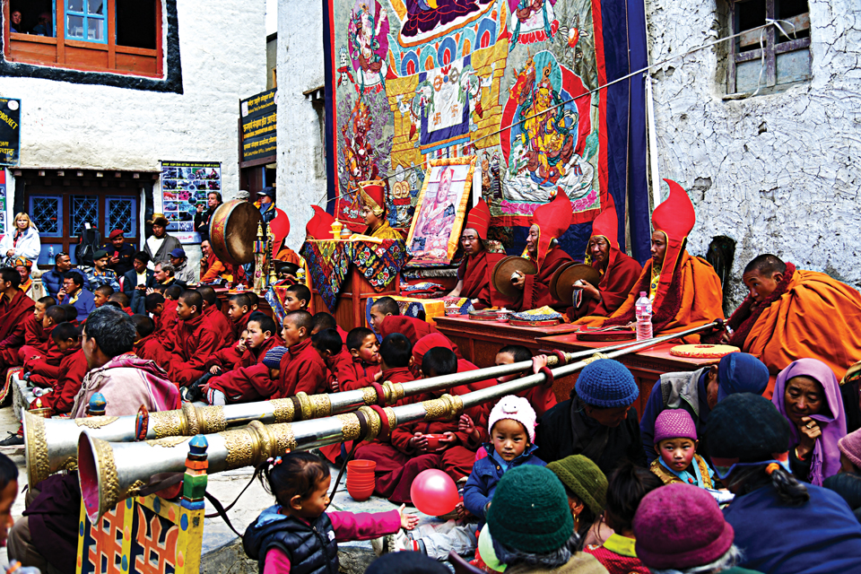 티지축제의 중앙무대 긴 나팔이 이채롭다.