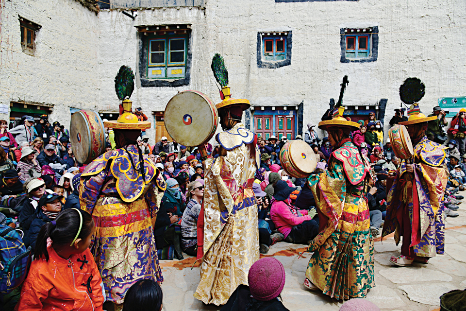 북을 들고 민속춤을 추는 라마승들