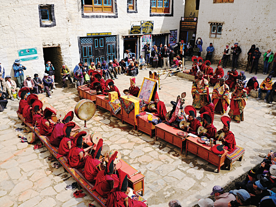 티지축제 마지막날 라마승들이 악기를 연주하고 있다.