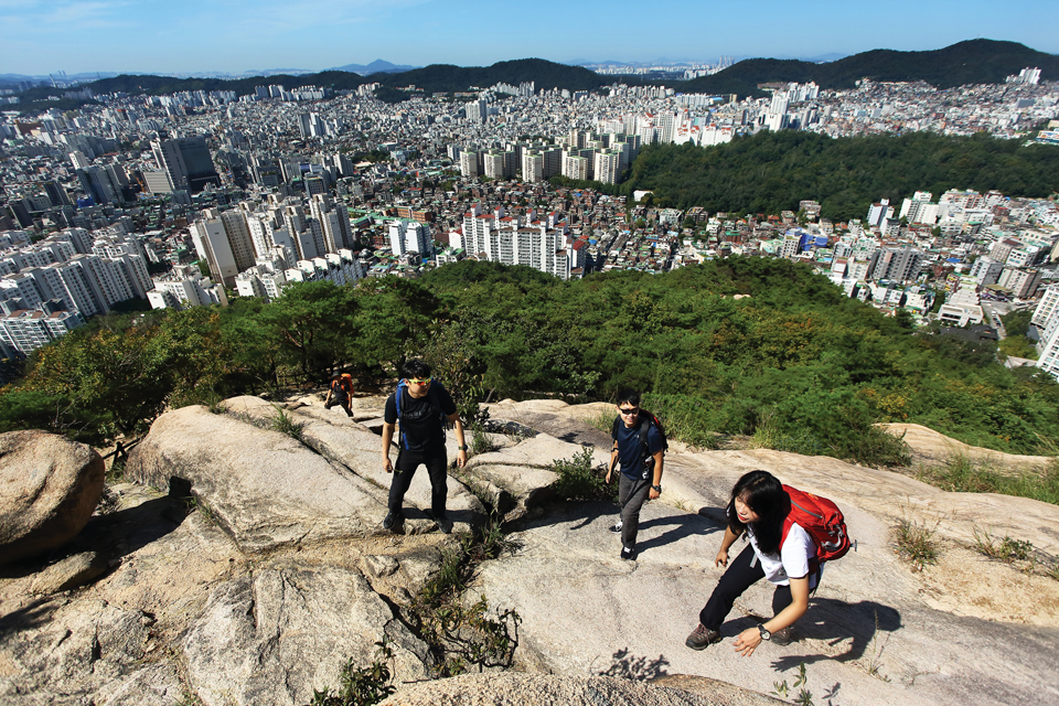 북한산의 암릉을 오르고 있는 필드테스트 참가자들.