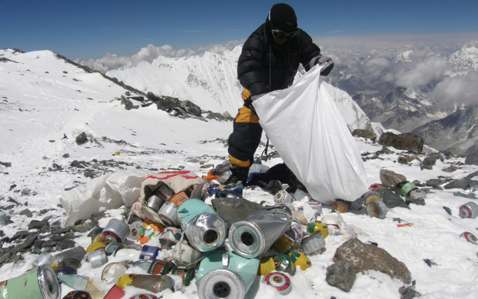 에베레스트의 해발 8,000m 지점 캠프지에서 쓰레기를 수거 중이다. 사진 남걀 셰르파