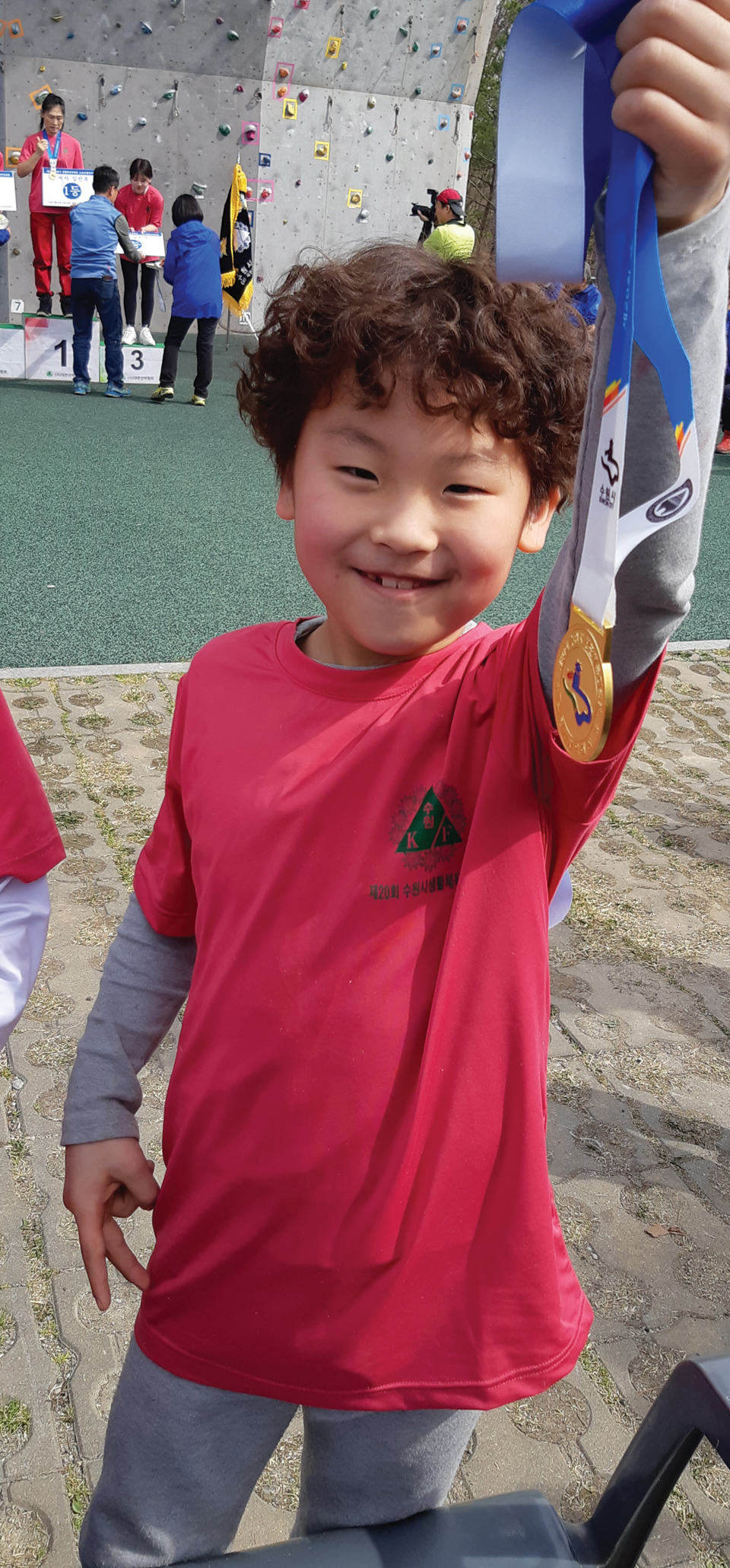 수원생활체육대회 초등부를 우승한 뒤 메달을 들어 올리고 있는 이건우 군.