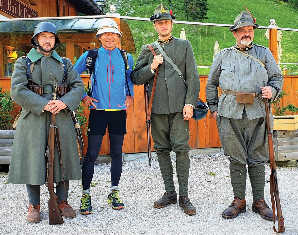 필자를 두고 왼편은 독일군, 오른쪽은 이탈리아 산악부대 알피니와 헝가리 산악부대원이 함께 기념사진을 찍었다.