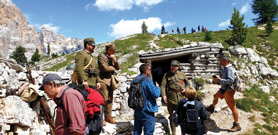 세계대전 당시의 참호에서 군복을 입은 참가자들이 등산객들에게 당시 상황을 설명해 주고 있다. 이들은 주로 참전 용사의 후손이 많다.