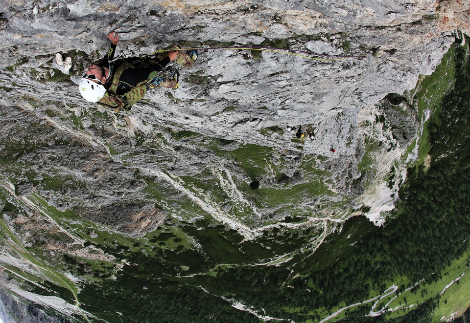 이탈리아 현역 알피니(산악부대원)들이 훈련차 팔자레고 칸테를 등반하고 있다. 선등으로 오르는 지도 교관은 난이도 8a를 등반하는 고수다.