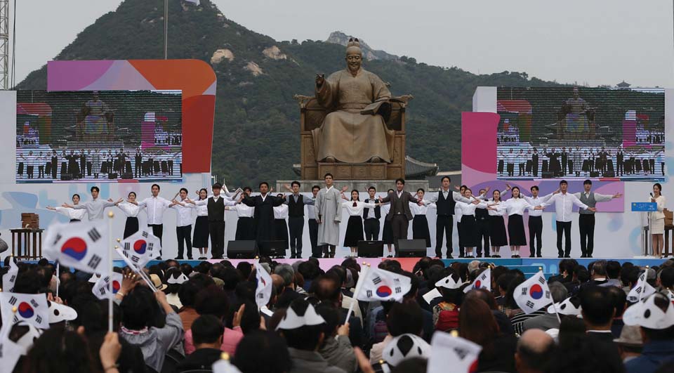 2018년 광화문광장 세종대왕
동상 앞에서 인왕산을 배경으로 한글날을 기념하는 공연이
열리고 있다.