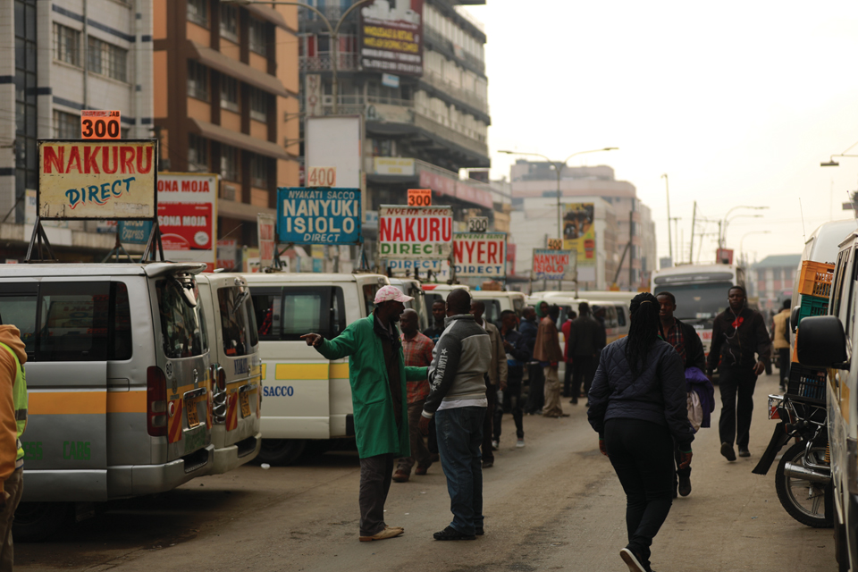 케냐 수도 나이로비 아크라 로드Accra Road의 셔틀 버스 승강장. 난유키Nanyuki 표지판 위의 숫자 400은 탑승 가격이다.