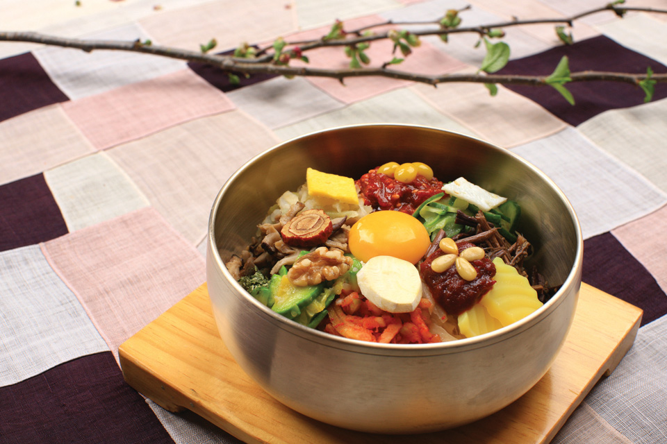 완주군 일원에서 채취한 싱싱한 나물로 만든 산채비빔밥은 먹기만 해도 건강해지는 음식이다. 사진 조선일보 DB