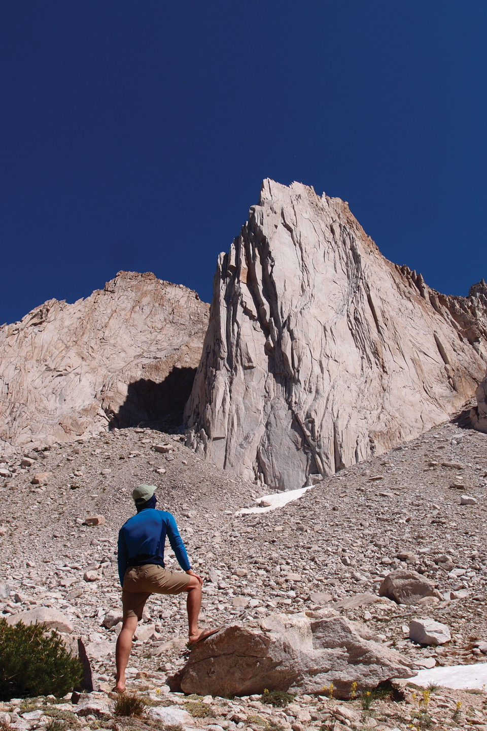 등반 전 베이스캠프에서 인크레더블 헐크와 루트를 관찰하고 있다. 새하얀 바위가 주변과 대조된다.