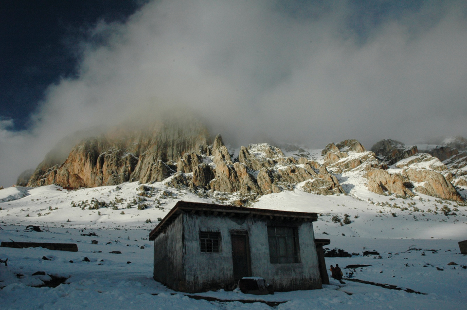 라시 곰파의 해발 4,400m에 위치한 여승의 암자. 사진 사비에르 하젠보쉬.