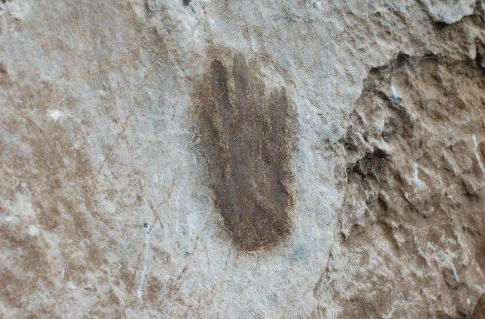 출띰 따르센이 바위 위에 남긴 것으로 회자되는 손바닥 자국. 사진 라팔 라데키.