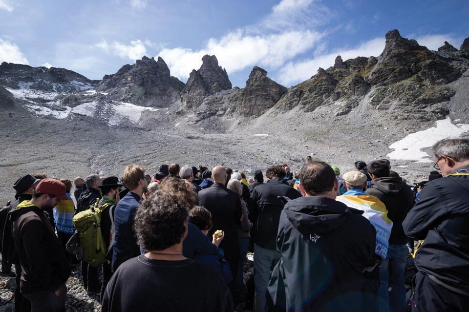 사라져가는 스위스 빙하를 향해 장례식이 치러지고 있다. 사진 AFP