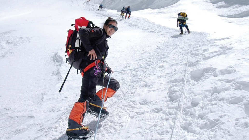 에베레스트를 등반 중인 락파 셰르파. 사진 마이클 코다스