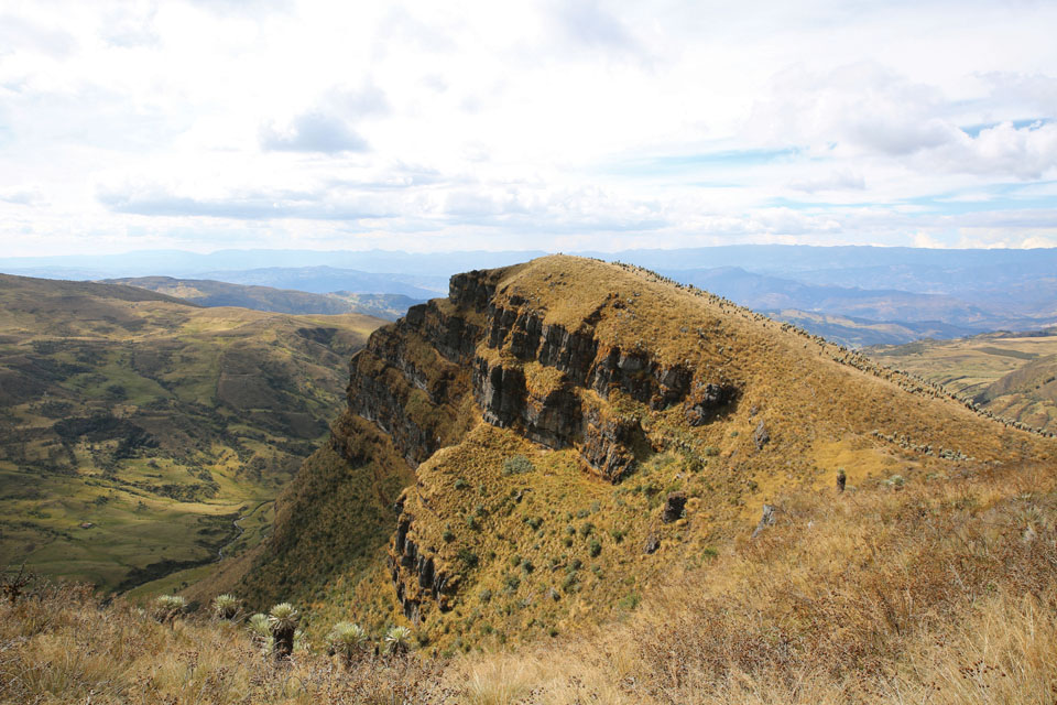 프라일레혼이 가득한 가파른 절벽과 아름다운 계곡들이 펼쳐지는 파라모 데 오세타.