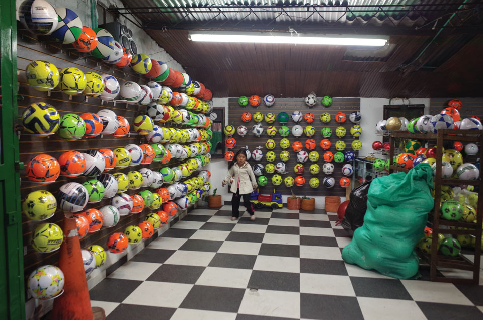 몽구이의 축구공가게. 80년 이상 전통방식으로 만든 축구공이 가득하다.