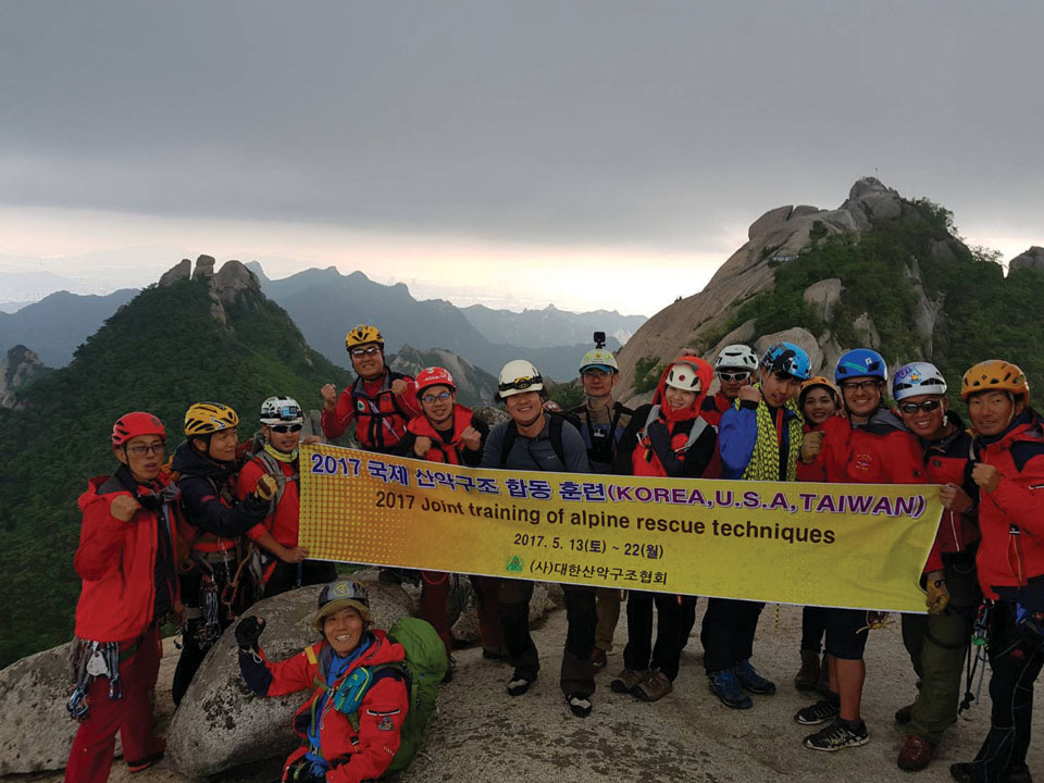2017년 산악구조협회와 대만·미국 산악구조대가 합동훈련을 진행했다. 인수봉에서 기념촬영을 한 참가 대원들.