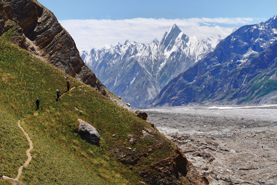 크레바스가 위험한 구간은 빙하를 벗어나 우회하는데, 위에서 내려다보는 풍경은 장관을 이룬다.