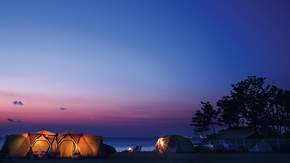 석양이 멋진 서해안의 해변 캠핑장.