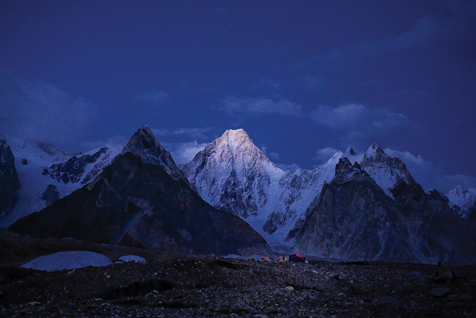 신비로운 빛의 조명으로 모습을 드러낸 가셔브룸 4봉. ※월간山 12월호에는 사진설명이 K2로 잘못 실렸습니다. 가셔브룸 4봉으로 정정하는 바입니다.