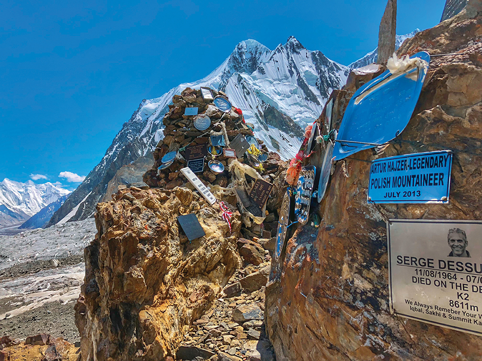 K2에서 죽은 산악인들을 위한 추모 공간. K2를 동경하고 사랑했을 멋진 도전가들의 영혼이 깃든 곳이다.