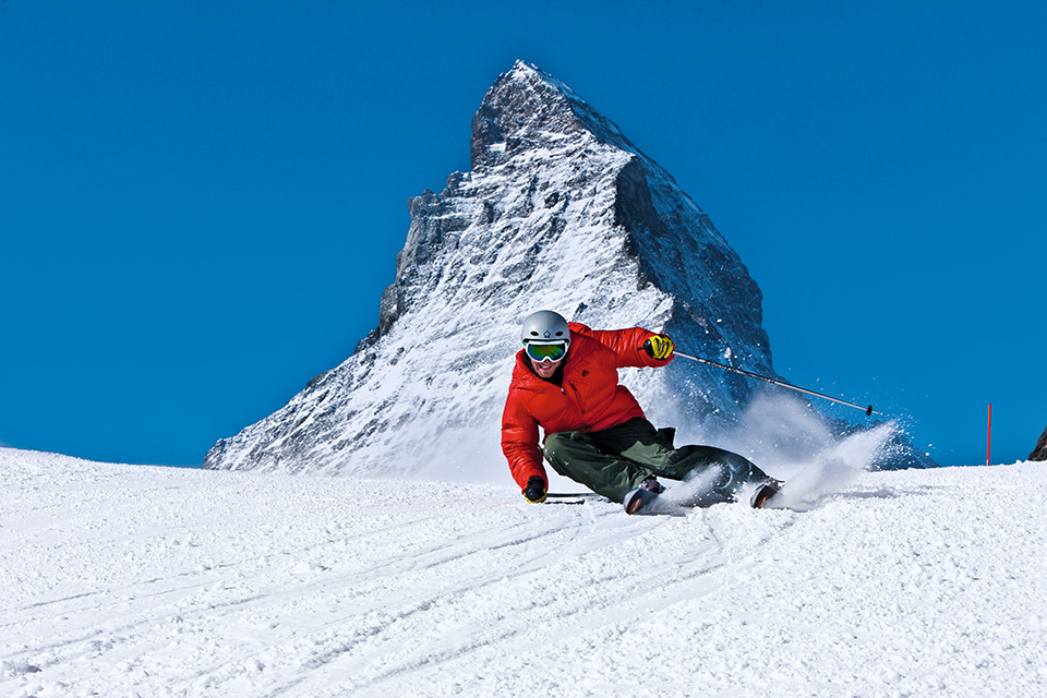 마터호른을 배경으로 활강하고 있는 스키어. 사진 스위스관광청.