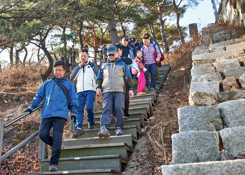 천용호 산악회 회장을 선두로 인왕산을 내려오고 있는 강북삼성병원 산악회 회원들.