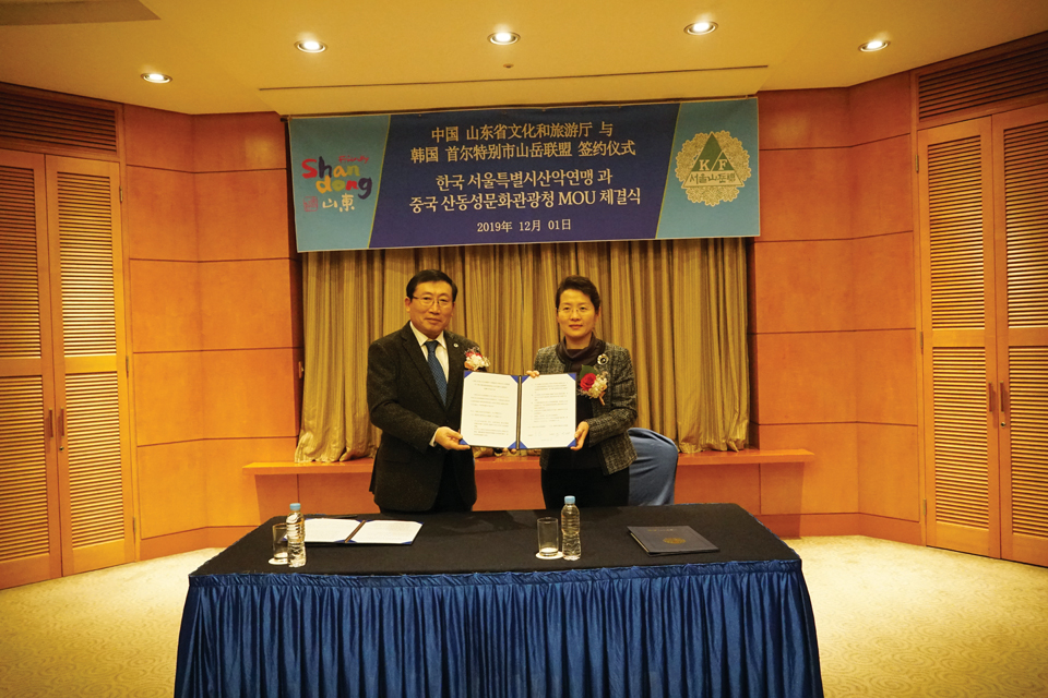 업무협약을 맺은 김인배 서울시연맹 회장(왼쪽)과 산둥성 왕뢰 청장.