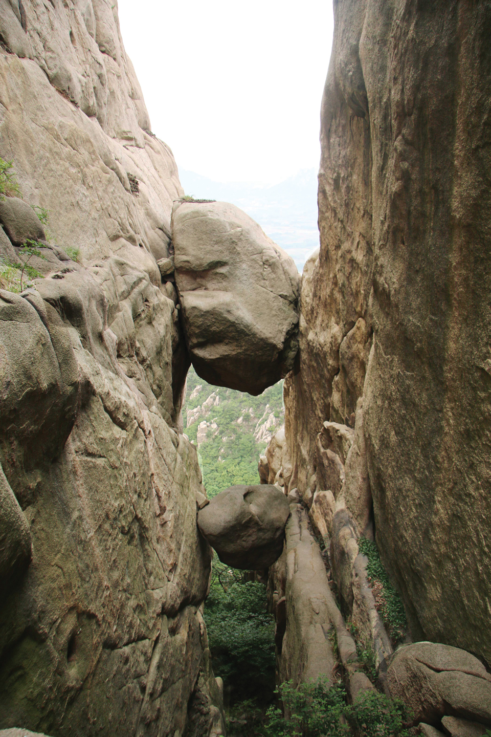 절벽 사이에 낀 바위인 산둥성 오련산의 ‘천공양석’.