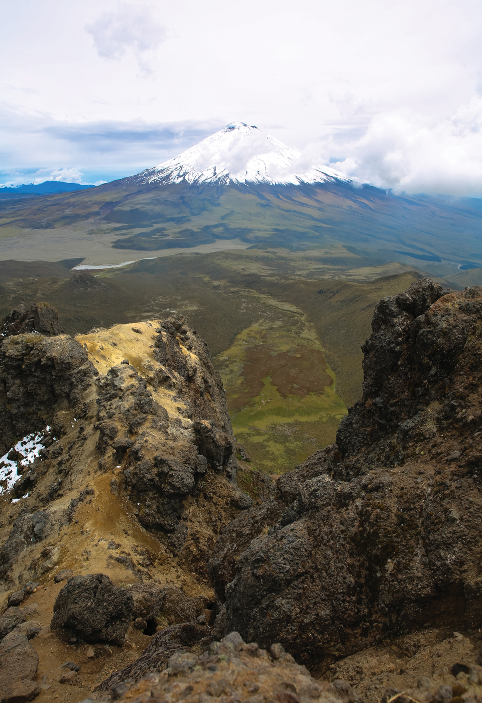 루미냐우이 화산 정상에서 마주 보이는 코토팍시 화산.