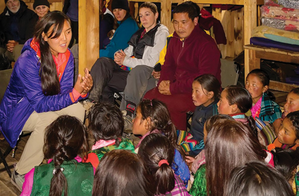 네팔의 소녀들에게 자신의 등반 경험을 나눠 주고 있는 파상 라무 셰르파 아키타. 사진 시라 크로웰.