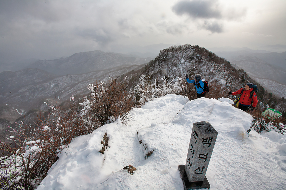 대표적인 겨울 설경 명산으로 꼽히는 백덕산 정상에 등산객이 올라서고 있다.