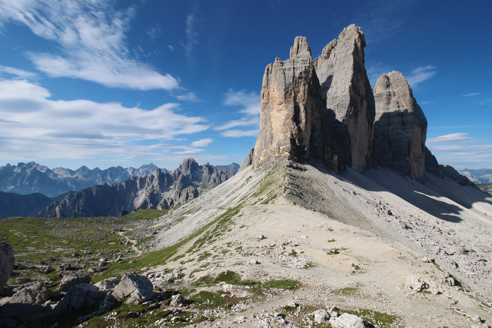 트레치메 전경. 가장 왼쪽이 치마 피콜라(2,792m), 가운데가 치마 그란데(2,998m), 오른쪽이 치마 오베스트(2,973m)다.