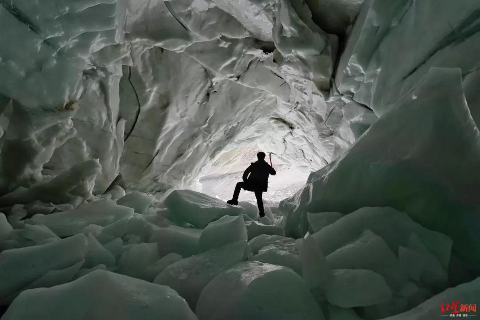 빙하 내부 동굴을 탐사하는 왕샹준. 사진 왕샹준.
