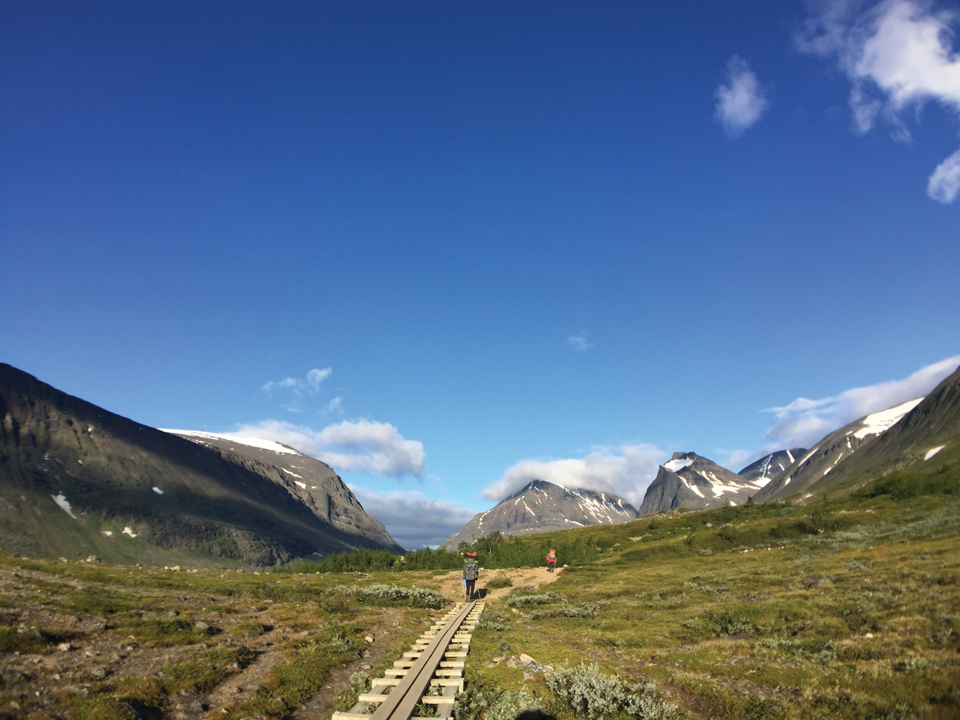 스웨덴 최고봉인 케브네카이세부터 싱이까지 거대한 산들로 둘러싸인 골짜기를 걷는 트레커들.