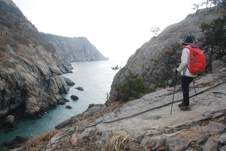 만물상바위가 보이는 해안선 바윗길. 관리도는 어디에서 사진을 찍어도 작품이 된다.
