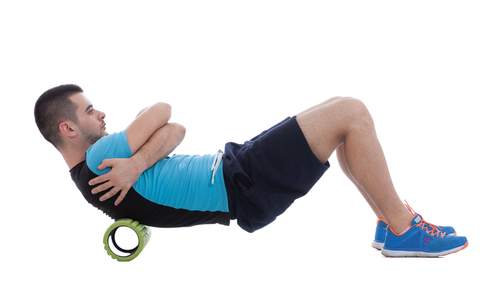 폼 롤러 위에서 반대쪽 어깨를 마주잡아 당기는 흉추 가동성 운동. 흉추 가동성 운동은 다양한 동작이 있으며 목과 등, 어깨의 가동범위를 확장시켜 준다.