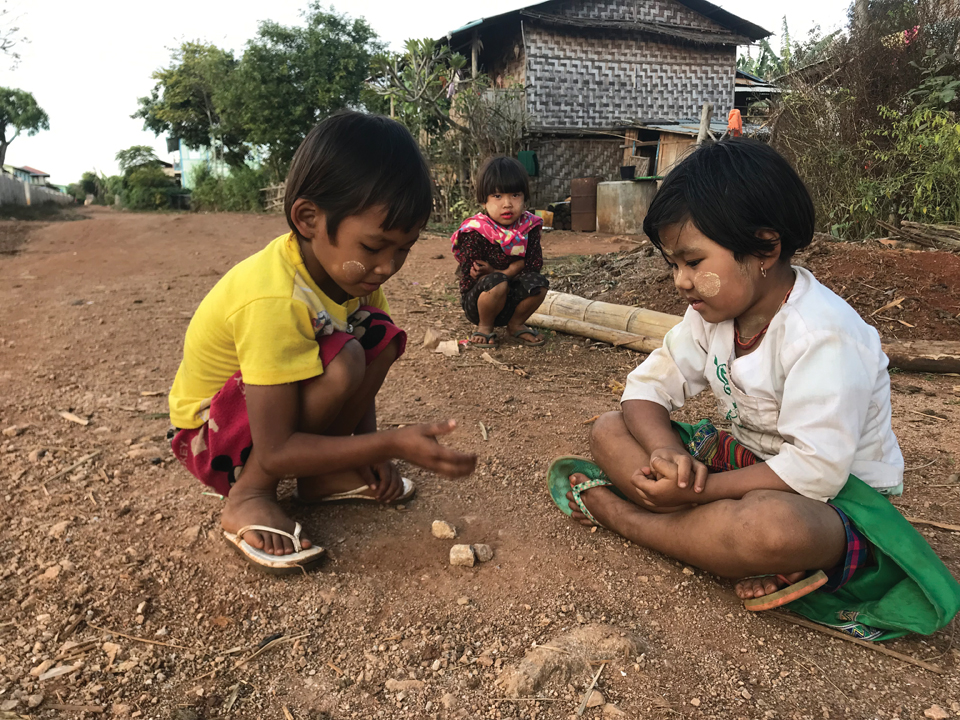 께치첼레 놀이를 하고 있는 파투족의 아이들.