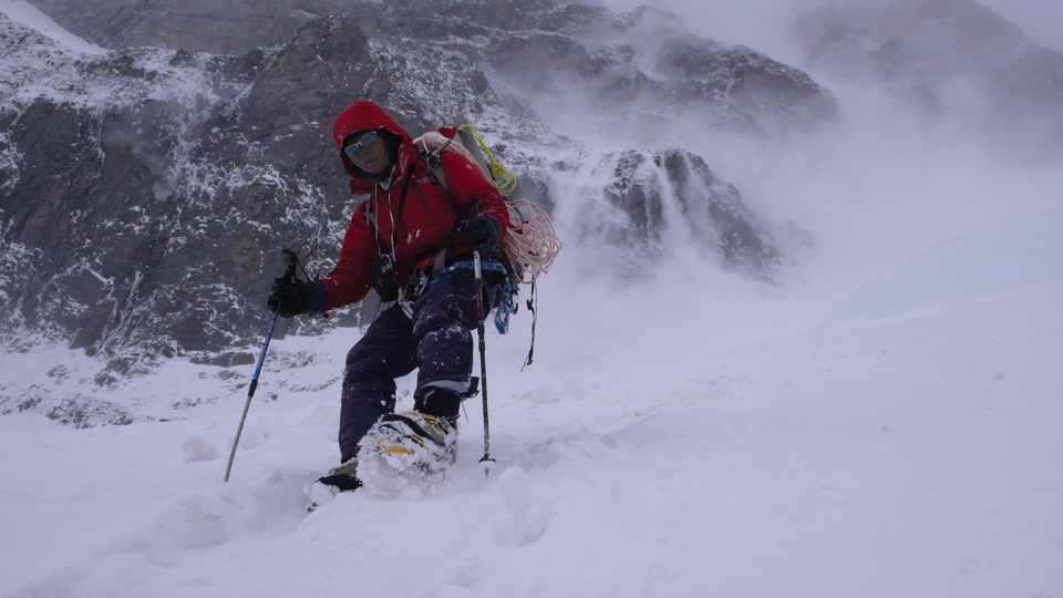 2008년 당시 세계에서 가장 높은 미등봉이던 바투라2봉 (7,762m)을 등정하고 내려오는 최석문 대원. 고인이 된 김창호 대장이 찍었다.
