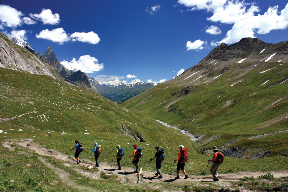 알프스를 제대로 즐기는 가장 검증 받은 방법은 뚜르드 몽블랑을 걷는 것이다. 프랑스·이탈리아·스위스의 아름다운 경치를 열흘 정도의 트레킹으로 모두 볼 수 있다.