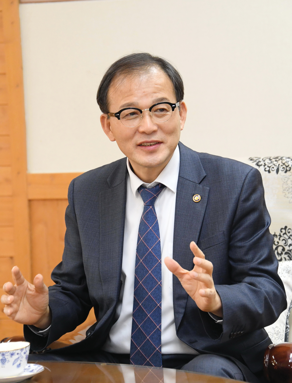 박종호 산림청장이 취임 100일 인터뷰에서 산림정책에 대해 설명하고 있다.