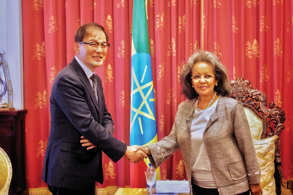 박종호 산림청장이 P4G 파트너십 논의를 위해 방문한 에티오피아 대통령을 맞아 악수를 나누고 있다.